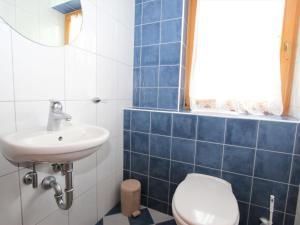 Kúpeľňa v ubytovaní Apartment Hansjörg-5 by Interhome