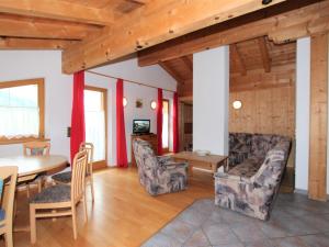 ein Wohnzimmer mit Tisch und Stühlen und ein Esszimmer in der Unterkunft Apartment Hansjörg-4 by Interhome in Gattererberg