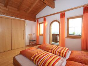 Ein Bett oder Betten in einem Zimmer der Unterkunft Apartment Hansjörg-4 by Interhome