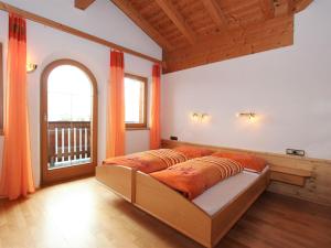 1 Schlafzimmer mit 2 Betten und einem Fenster in der Unterkunft Apartment Hansjörg-4 by Interhome in Gattererberg