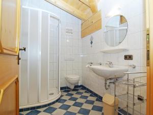 ein Badezimmer mit Waschbecken und Toilette in der Unterkunft Apartment Hansjörg-4 by Interhome in Gattererberg