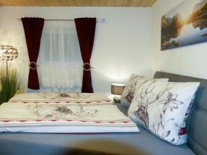 1 cama en una habitación con ventana en Apartment Viktoria - ZAZ761 by Interhome, en Aschau