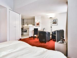 グリンデルワルトにあるApartment Chalet Abendrot-10 by Interhomeのベッドルーム1室(ベッド1台、椅子付)、キッチン