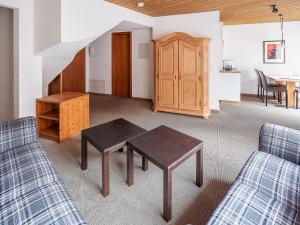 een woonkamer met een bank en een tafel bij Apartment Chalet Abendrot-20 by Interhome in Grindelwald