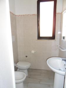ein Bad mit einem WC und einem Waschbecken in der Unterkunft Resort Paradise Marina di Camerota in Marina di Camerota