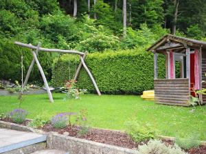 einen Garten mit einer Schaukel und einem Pavillon in der Unterkunft Holiday Home Josefine by Interhome in Jetzmund