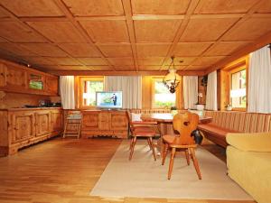 ein Wohnzimmer mit einem Sofa, einem Tisch und Stühlen in der Unterkunft Holiday Home Josefine by Interhome in Jetzmund