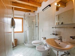 Kúpeľňa v ubytovaní Apartment Albergo Diffuso - Cjasa Ustin-3 by Interhome