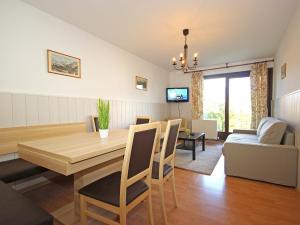 Televízia a/alebo spoločenská miestnosť v ubytovaní Apartment Liebl-2 by Interhome