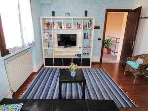 sala de estar con TV y mesa en Apartment Blue Lagoon by Interhome, en  Monvalle 