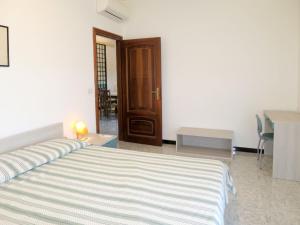 Posteľ alebo postele v izbe v ubytovaní Apartment Orizzonte by Interhome