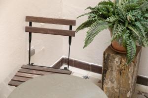 bagno con servizi igienici e pianta in vaso di Hércules XCI Apartments a Siviglia