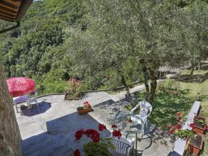 Blick auf eine Terrasse mit einem Tisch und Stühlen in der Unterkunft Holiday Home Castagneto by Interhome in Loppeglia