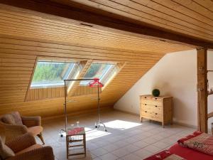una mansarda con lampada da terra e soffitto in legno di Apartment Arn's Place by Interhome a Wangenried   Altre 17 foto