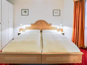 Postel nebo postele na pokoji v ubytování Apartment Chalet Abendrot-12 by Interhome