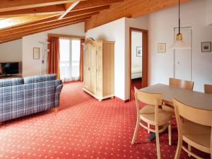 Гостиная зона в Apartment Chalet Abendrot apARTments-23 by Interhome