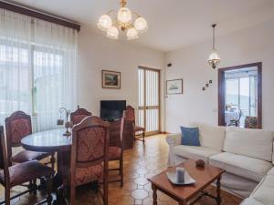 una sala de estar con un sofá y una mesa en Apartment Del Freo by Interhome, en Montignoso