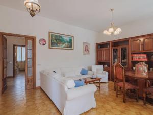 A seating area at Apartment Del Freo by Interhome