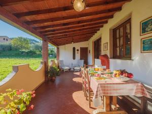 - une vue extérieure sur une maison avec une table et des chaises dans l'établissement Apartment Barbara by Interhome, à Corsanico-Bargecchia