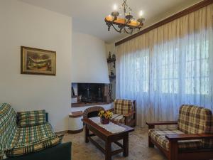 ein Wohnzimmer mit einem Sofa, Stühlen und einem Kamin in der Unterkunft Apartment Barbara by Interhome in Corsanico-Bargecchia