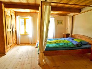 1 dormitorio con 1 cama con marco de madera en Apartment Egggraben by Interhome, en Thorberg