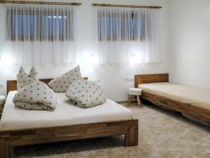 ein Schlafzimmer mit 2 Betten mit Kissen darauf in der Unterkunft Apartment Luxner - KAB138 by Interhome in Kaltenbach