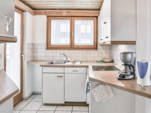 Kuchyň nebo kuchyňský kout v ubytování Apartment Chalet Abendrot-14 by Interhome