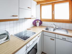 Кухня или мини-кухня в Apartment Chalet Abendrot-19 by Interhome
