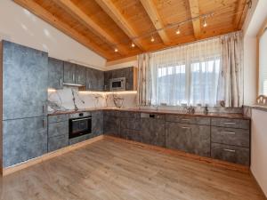Kuchyň nebo kuchyňský kout v ubytování Apartment Chalet Spatn by Interhome + 20 fotografií