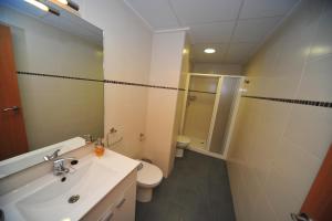 ベニカシムにあるLa Torre Orange Costaのバスルーム(洗面台、トイレ、シャワー付)