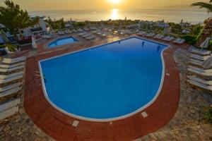 Bazén v ubytovaní Hersonissos Village Hotel & Bungalows alebo v jeho blízkosti