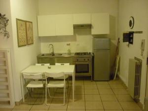 A kitchen or kitchenette at bigari 1