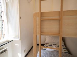 ein kleines Zimmer mit einem Etagenbett mit einer Leiter in der Unterkunft Ventegà Sea View Apartment in Vernazza