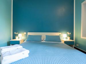 ein blaues Schlafzimmer mit einem großen Bett mit blauen Wänden in der Unterkunft Ventegà Sea View Apartment in Vernazza