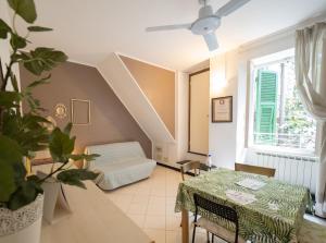 ein Wohnzimmer mit einem Tisch und einem Bett in der Unterkunft Ventegà Sea View Apartment in Vernazza