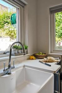 une cuisine avec un évier et une fenêtre dans l'établissement Clovelly House Beautiful 5 bedroom, 5 bathroom home, à Berwick-upon-Tweed