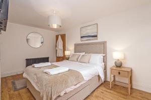 En eller flere senge i et værelse på Clovelly House Beautiful 5 bedroom, 5 bathroom home