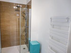 uma casa de banho com um chuveiro e uma cabina de duche em vidro. em Apartment Comete by Interhome em Anglet