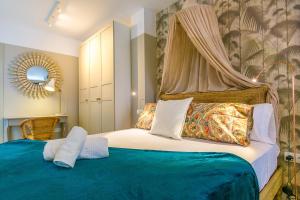 - une chambre avec un lit king-size et des draps bleus dans l'établissement SW Jara Centro Apartamento Boutique, à Malaga