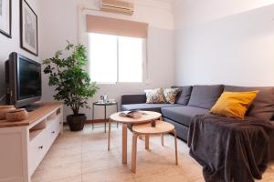 Televízia a/alebo spoločenská miestnosť v ubytovaní Sea & Wave Soho Family Apartment