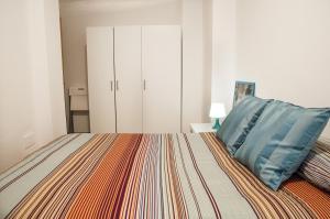 マラガにあるSW Nuño Gomezのベッドルーム1室(青い枕付きのベッド1台付)
