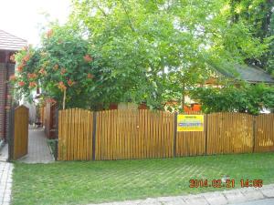 Taman di luar Demeter Apartman