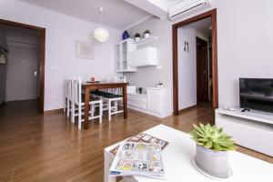 A kitchen or kitchenette at Sea & Wave Don Cristian Apartment