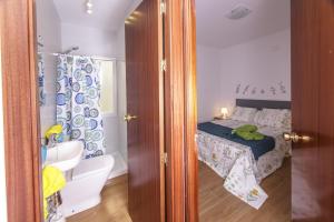 A bathroom at Sea & Wave Don Cristian Apartment Még 9 kép