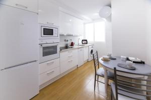 A kitchen or kitchenette at Sea & Wave Don Cristian Apartment
