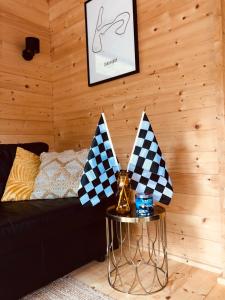 una habitación con un sofá negro y una mesa con un trofeo en LODGE 5 Zandvoort, en Zandvoort