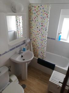 łazienka z umywalką i zasłoną prysznicową z kropkami w obiekcie Miramar Conil w mieście Conil de la Frontera +11 zdjęć