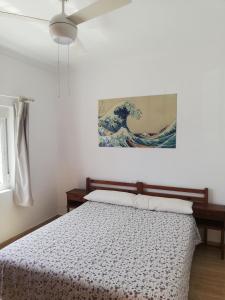 sypialnia z łóżkiem i obrazem na ścianie w obiekcie Miramar Conil w mieście Conil de la Frontera