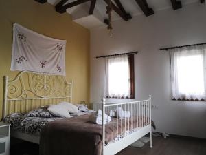 Ένα ή περισσότερα κρεβάτια σε δωμάτιο στο Effrosini Stonehouse Portaria