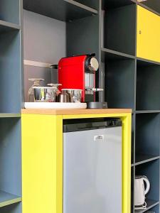 un aparato rojo sentado en la parte superior de un mostrador de cocina en B&B Winterresidentie en Tilburg